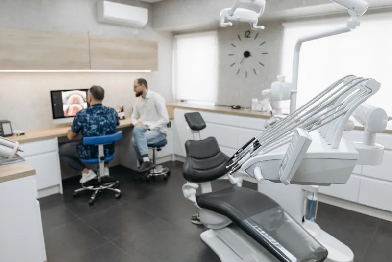 Stille Minuten, starke Wirkung: Wie Zahnarztpraxen mit Wartezimmerwerbung messbar mehr Patienten gewinnen
